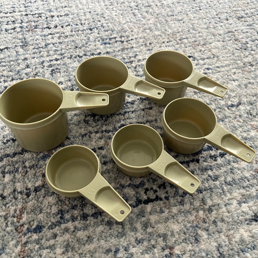 Tupperware measuring cups, avocado, vintage